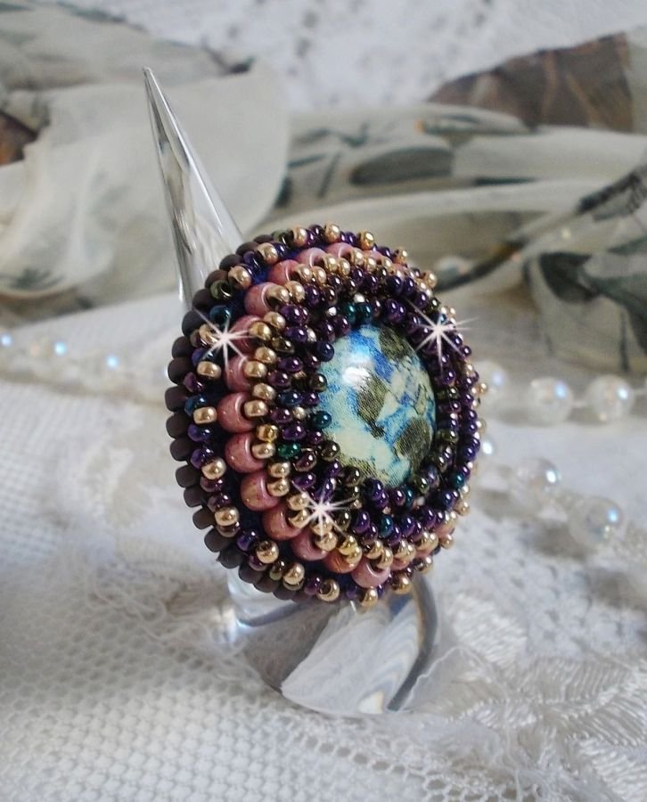 Bonjour Paris ring geborduurd met een gemarmerde hars cabochon en Miyuki rocailles.
