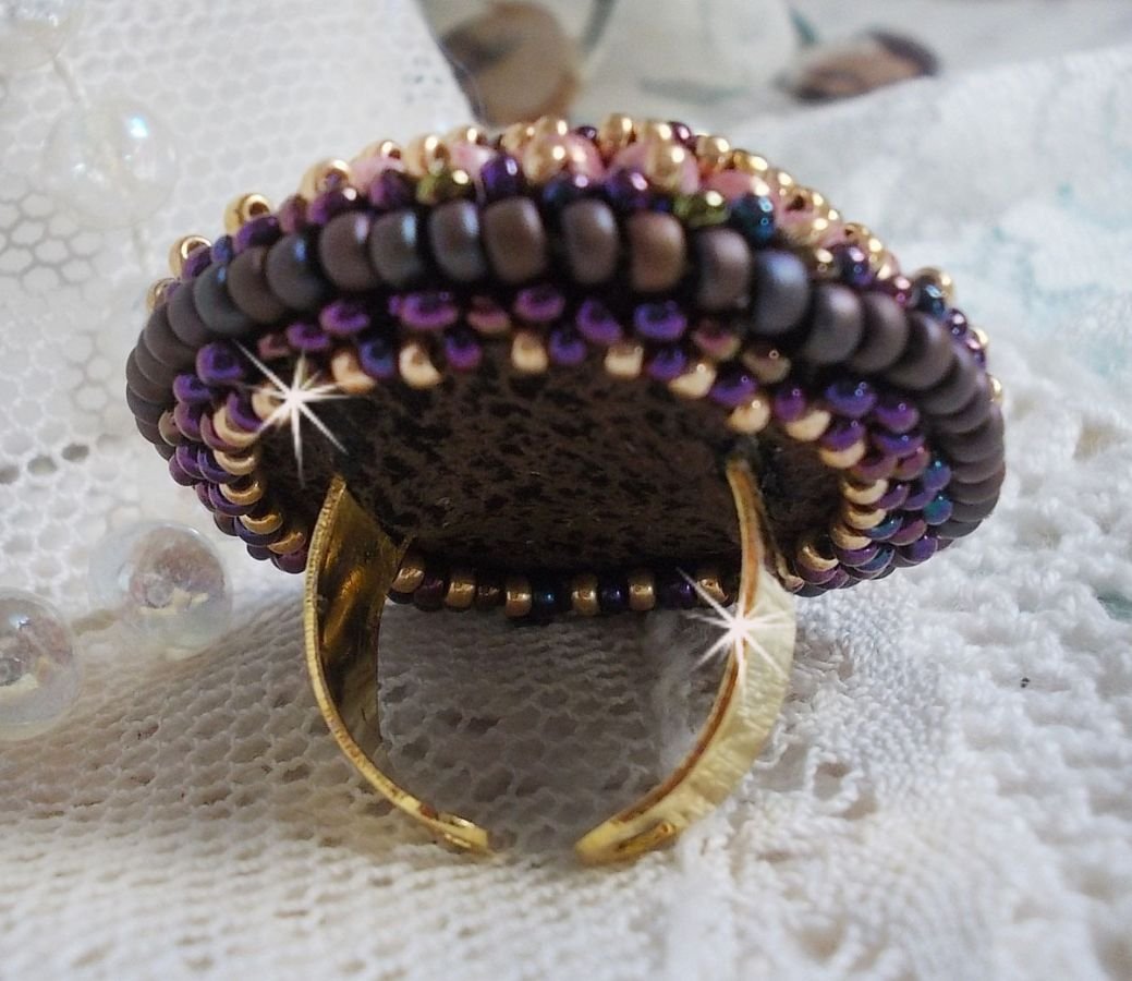 Bonjour Paris ring geborduurd met een gemarmerde hars cabochon en Miyuki rocailles.