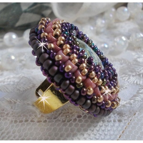 Bonjour Paris ring geborduurd met een gemarmerde hars cabochon en Miyuki rocailles.