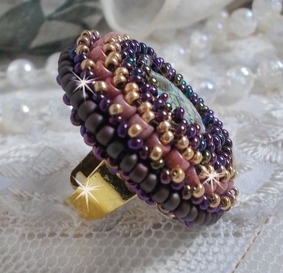 Bonjour Paris ring geborduurd met een gemarmerde hars cabochon en Miyuki rocailles.