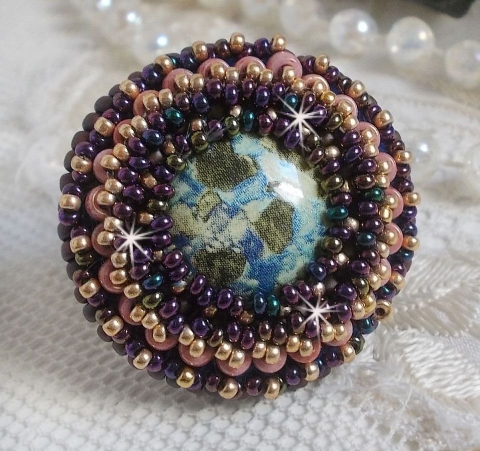 Bonjour Paris ring geborduurd met een gemarmerde hars cabochon en Miyuki rocailles.