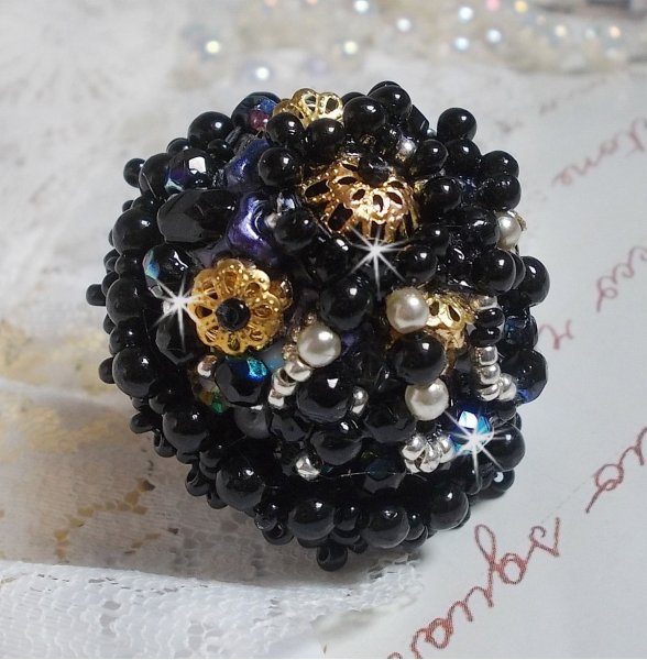 Bague Boule Frou-Frou avec des perles nacr&eacute;es, facettes et des cristaux de Swarovski 