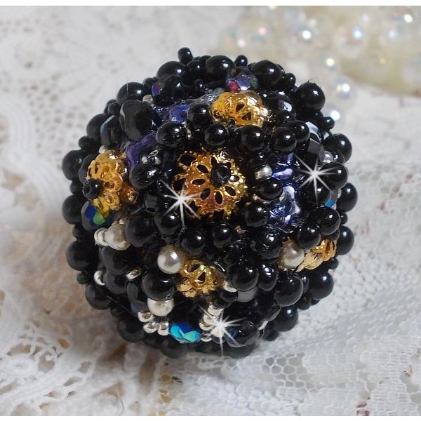 Bague Boule Frou-Frou avec des perles nacr&eacute;es, facettes et des cristaux de Swarovski 