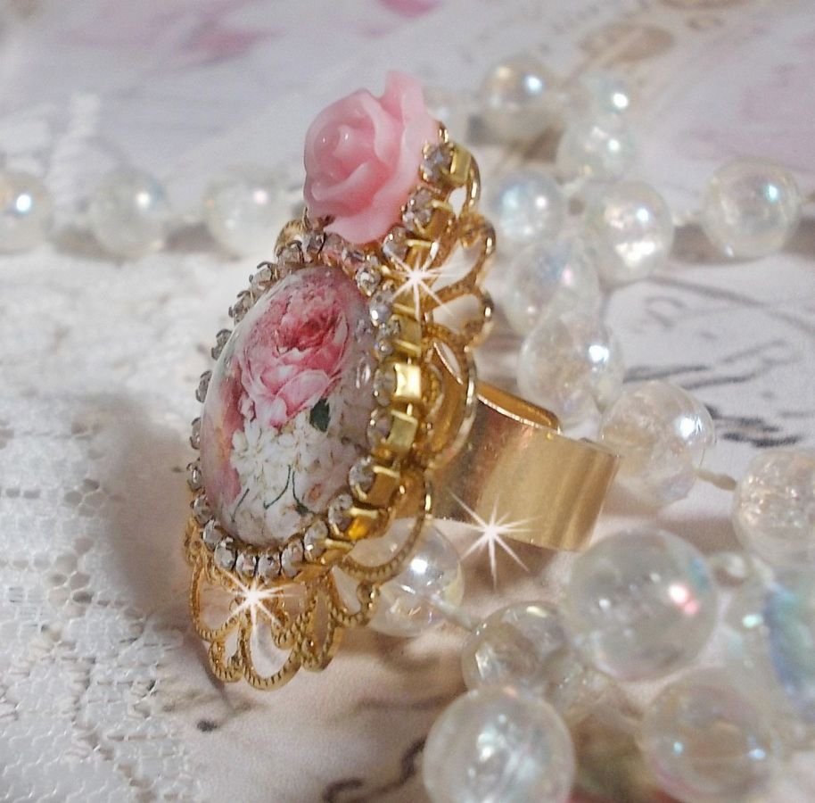 Boeket Valentijn ring met een roos cabochon, een hars roos en een Swarovski kristal ketting