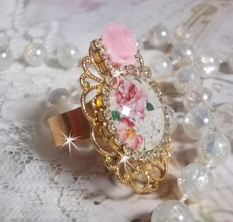 Boeket Valentijn ring met een roos cabochon, een hars roos en een Swarovski kristal ketting