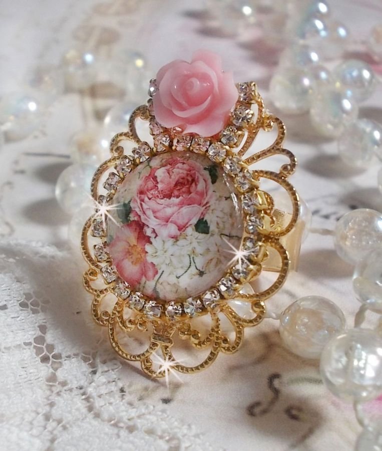 Boeket Valentijn ring met een roos cabochon, een hars roos en een Swarovski kristal ketting