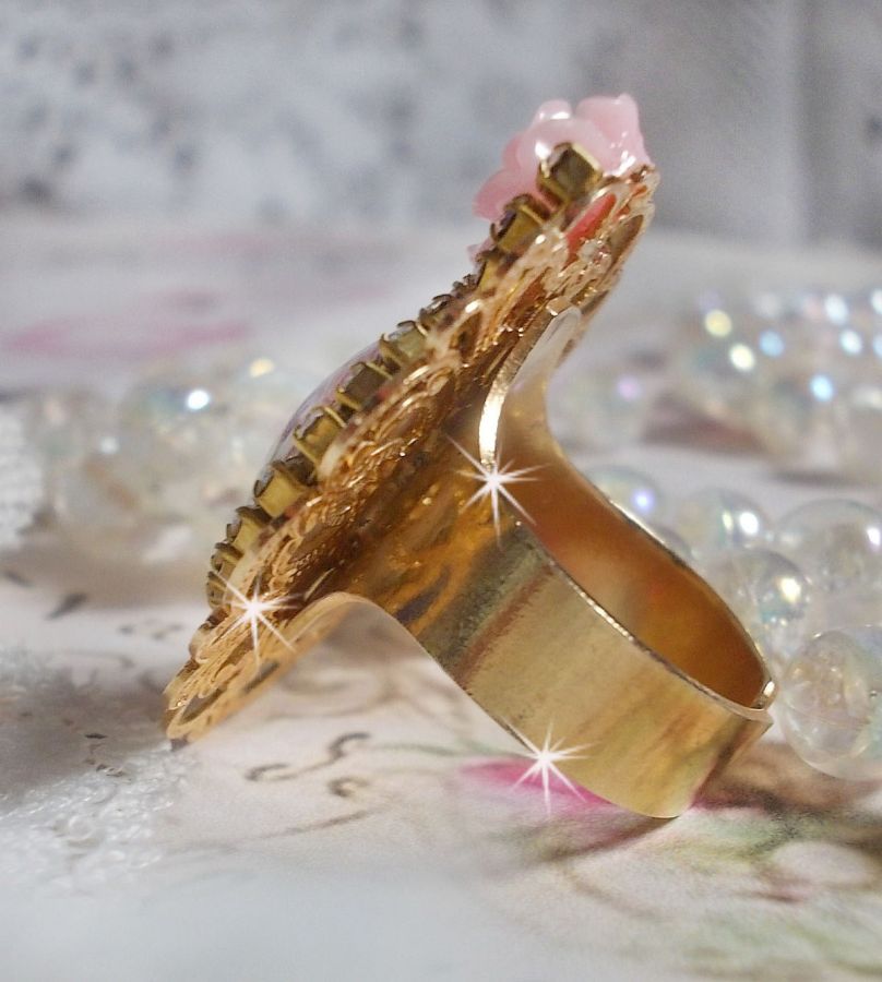 Boeket Valentijn ring met een roos cabochon, een hars roos en een Swarovski kristal ketting