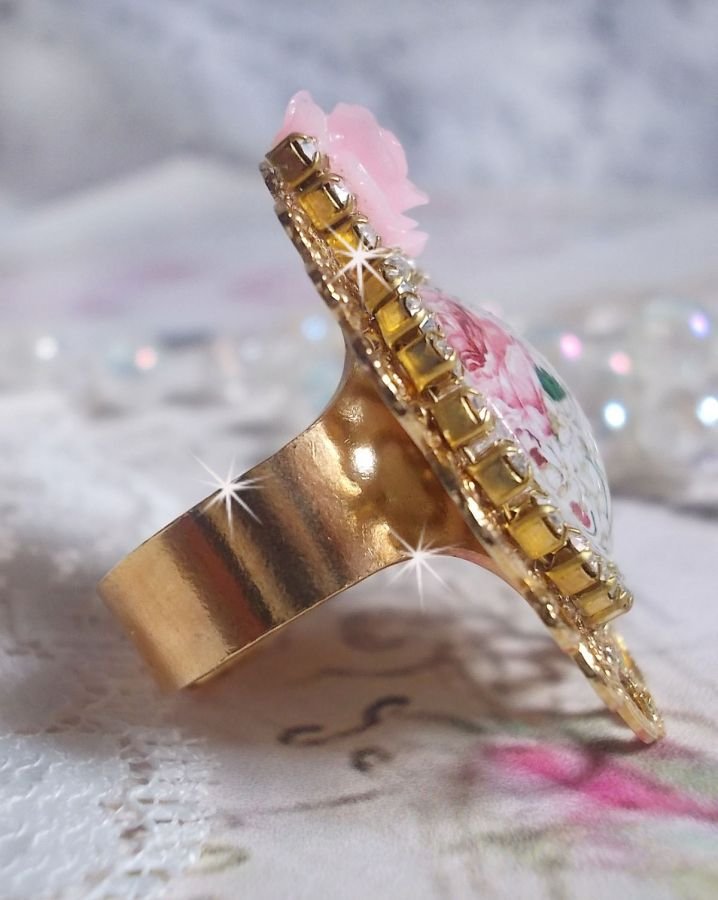 Boeket Valentijn ring met een roos cabochon, een hars roos en een Swarovski kristal ketting