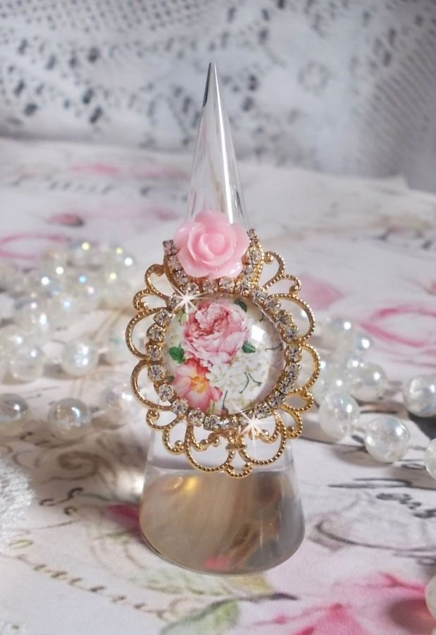 Boeket Valentijn ring met een roos cabochon, een hars roos en een Swarovski kristal ketting