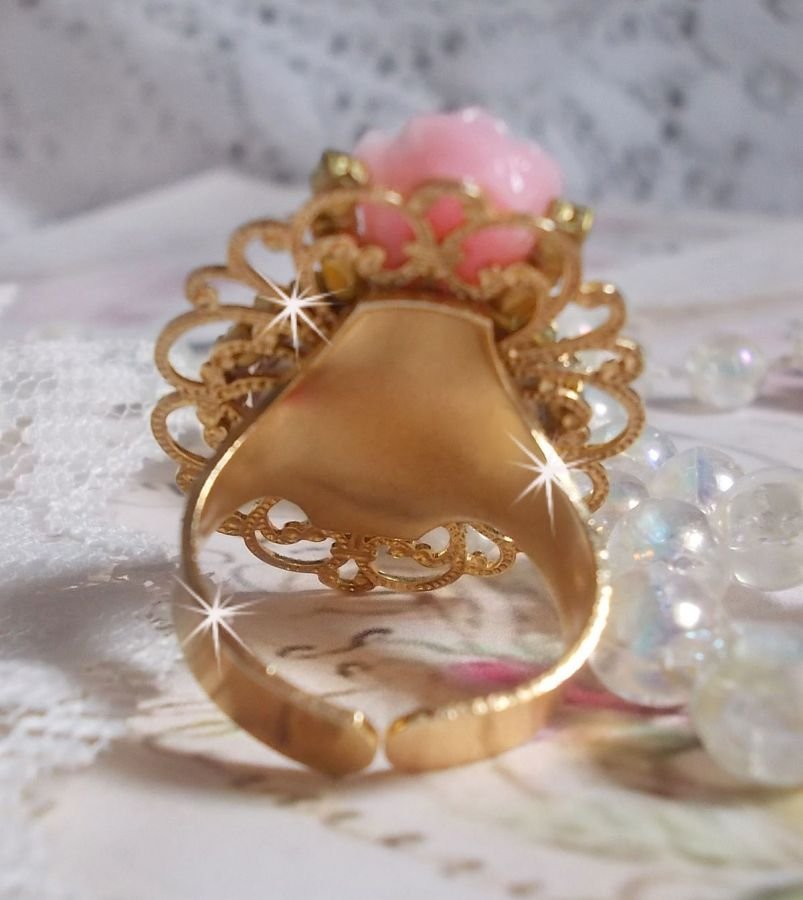 Boeket Valentijn ring met een roos cabochon, een hars roos en een Swarovski kristal ketting