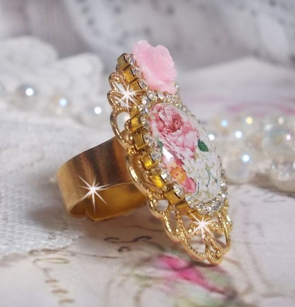 Boeket Valentijn ring met een roos cabochon, een hars roos en een Swarovski kristal ketting