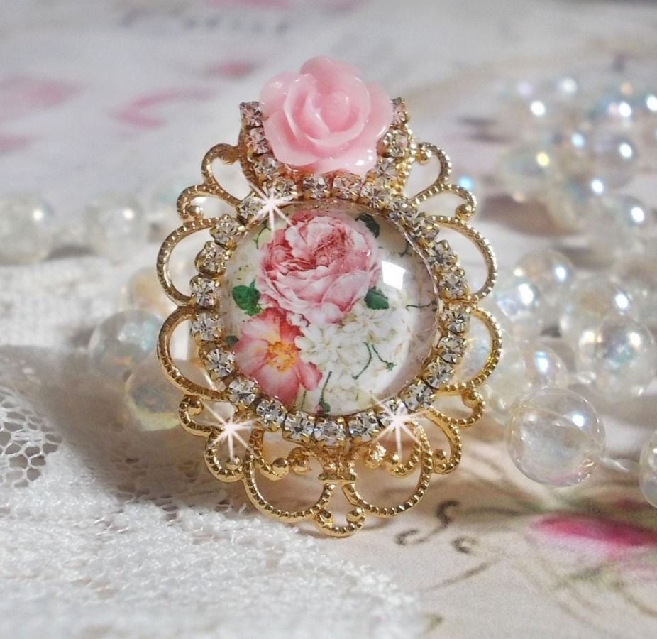 Boeket Valentijn ring met een roos cabochon, een hars roos en een Swarovski kristal ketting