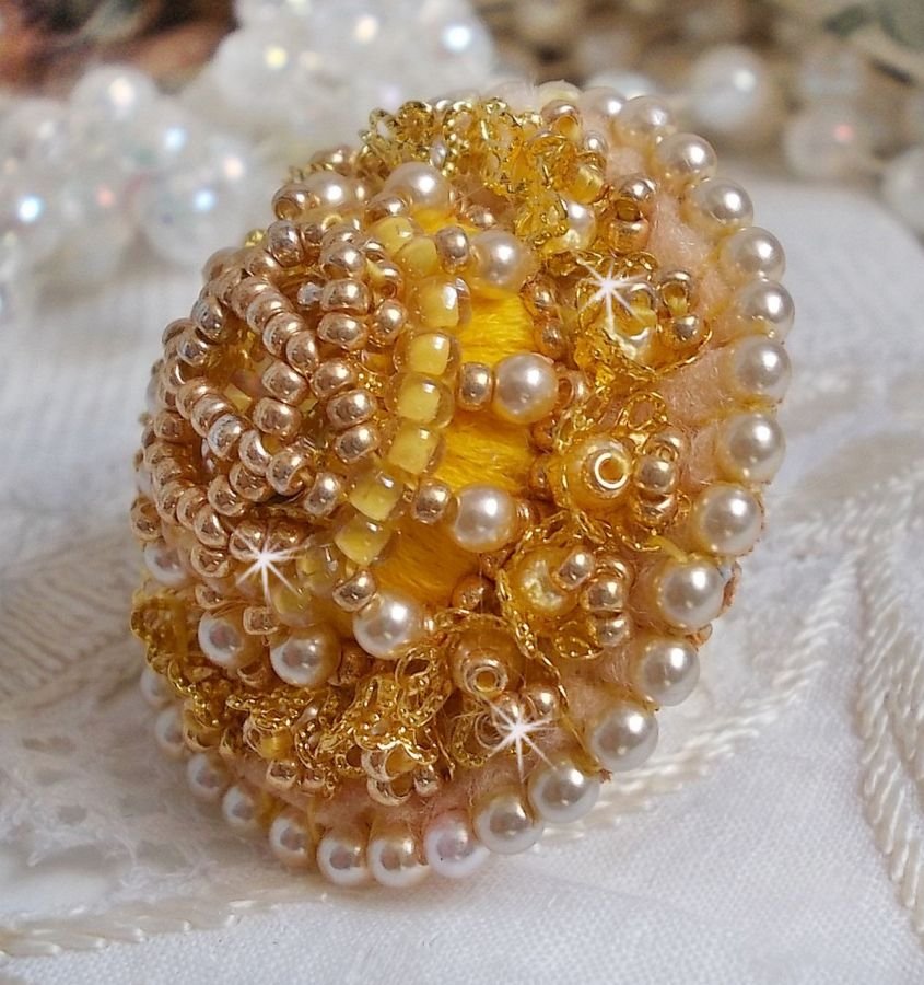 Boterbloem ring geborduurd met Swarovski kristal en geel DMC katoen