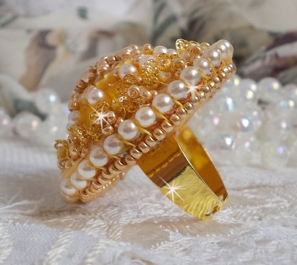 Boterbloem ring geborduurd met Swarovski kristal en geel DMC katoen