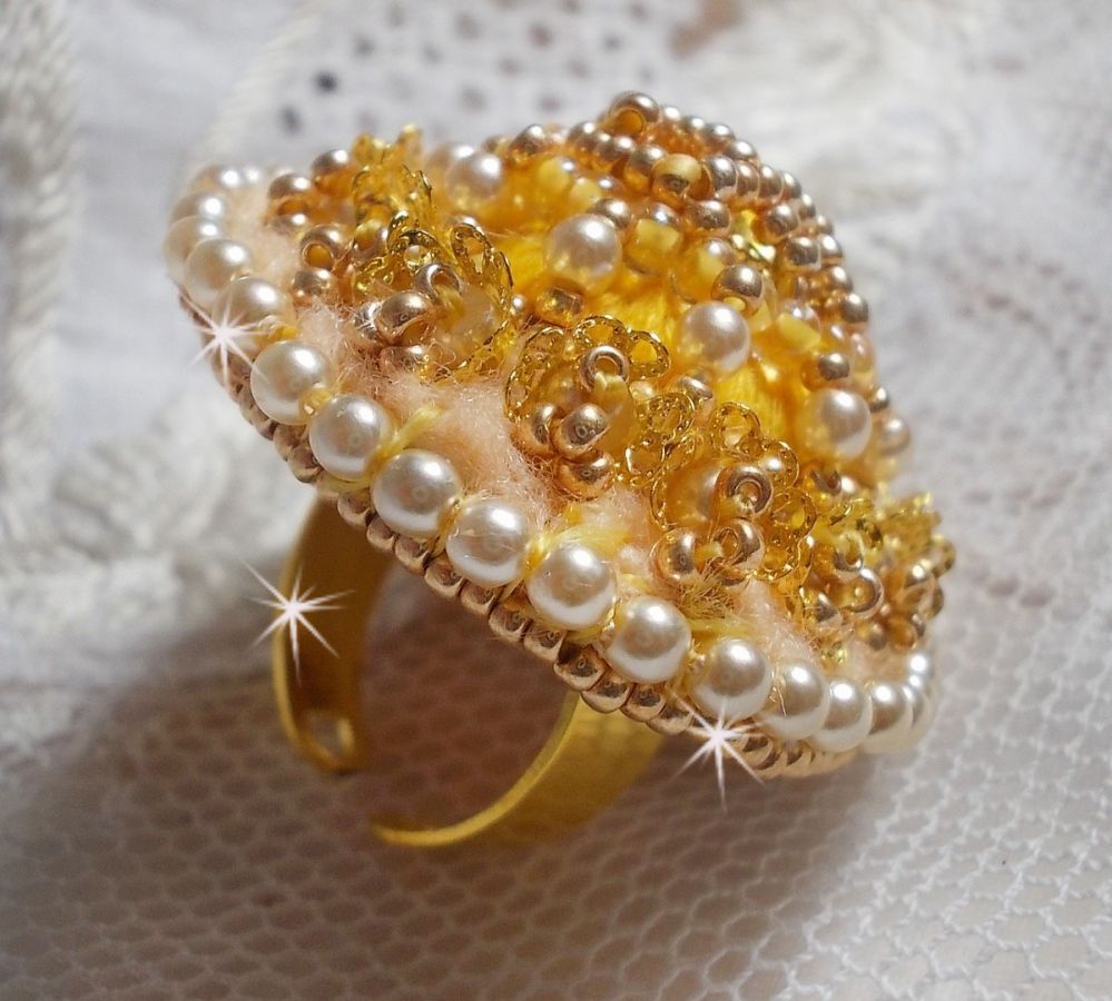 Boterbloem ring geborduurd met Swarovski kristal en geel DMC katoen