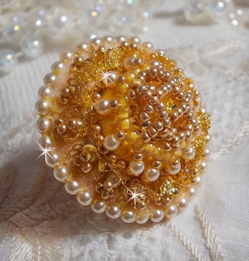 Boterbloem ring geborduurd met Swarovski kristal en geel DMC katoen