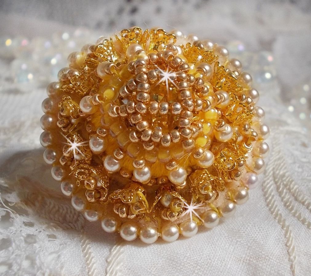Boterbloem ring geborduurd met Swarovski kristal en geel DMC katoen