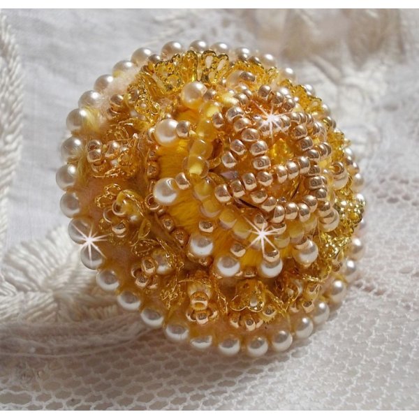 Boterbloem ring geborduurd met Swarovski kristal en geel DMC katoen