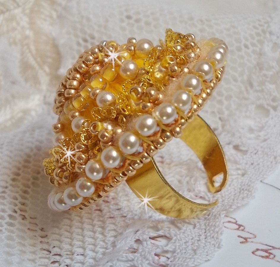 Boterbloem ring geborduurd met Swarovski kristal en geel DMC katoen