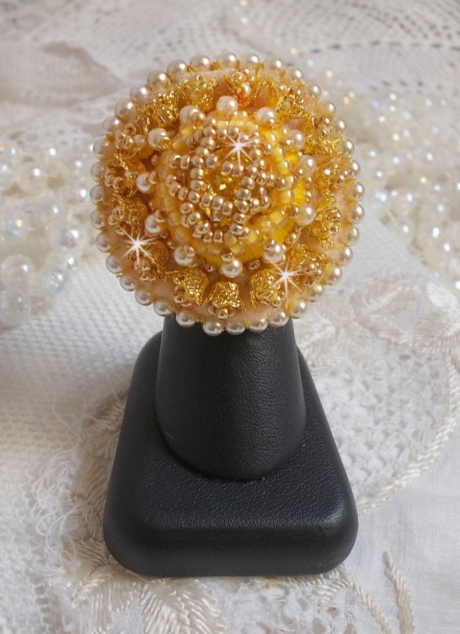 Boterbloem ring geborduurd met Swarovski kristal en geel DMC katoen