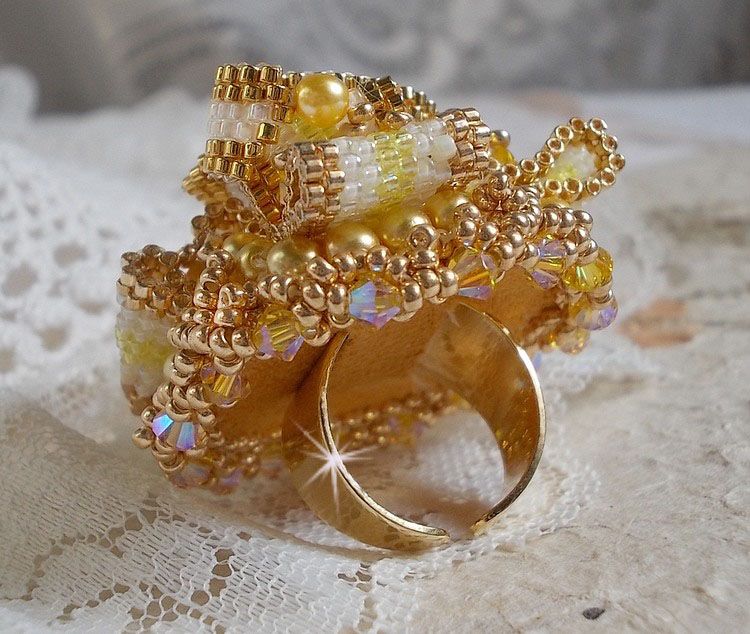 Zonnebloem Gouden Haute-Couture ring geborduurd met 24 karaats vergulde rocailles en Swarovski kristallen 