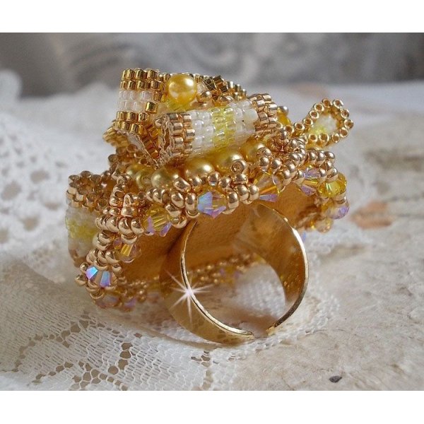 Zonnebloem Gouden Haute-Couture ring geborduurd met 24 karaats vergulde rocailles en Swarovski kristallen 