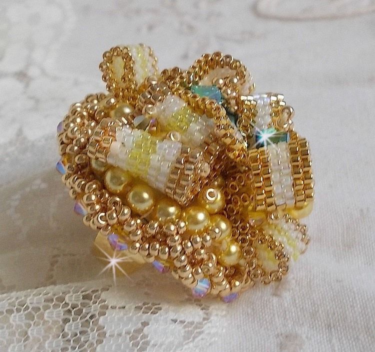 Zonnebloem Gouden Haute-Couture ring geborduurd met 24 karaats vergulde rocailles en Swarovski kristallen 