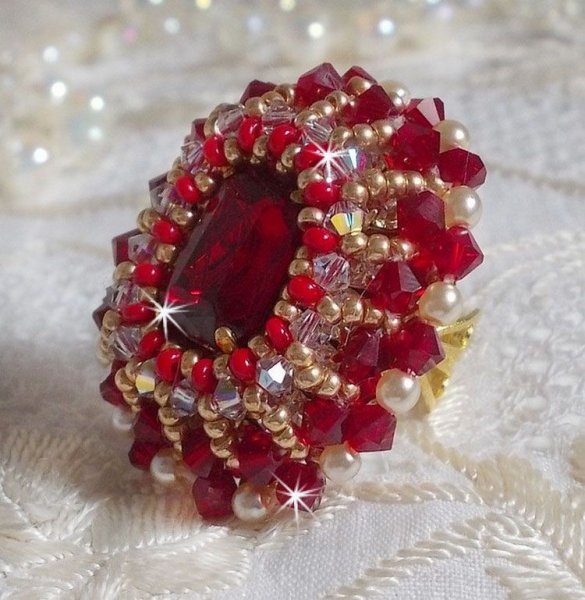Robijn ring met een bohemien kristallen cabochon geborduurd in een robijn stijl
