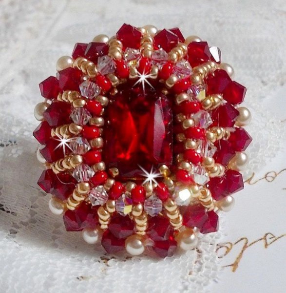 Robijn ring met een bohemien kristallen cabochon geborduurd in een robijn stijl