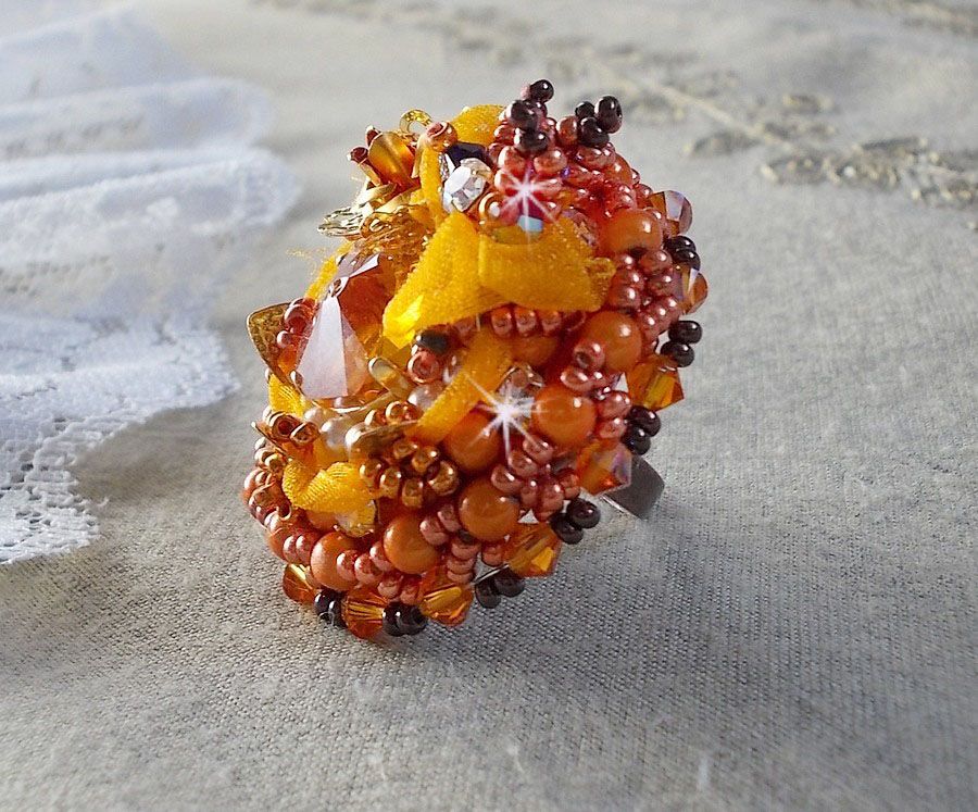 Les Rêves d'Acapulco ring geborduurd met Swarovski kristallen, Miyuki rocailles, glas en parels in een chique Boho Ethnic stijl.