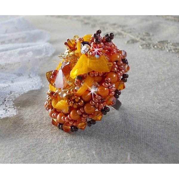 Les Rêves d'Acapulco ring geborduurd met Swarovski kristallen, Miyuki rocailles, glas en parels in een chique Boho Ethnic stijl.