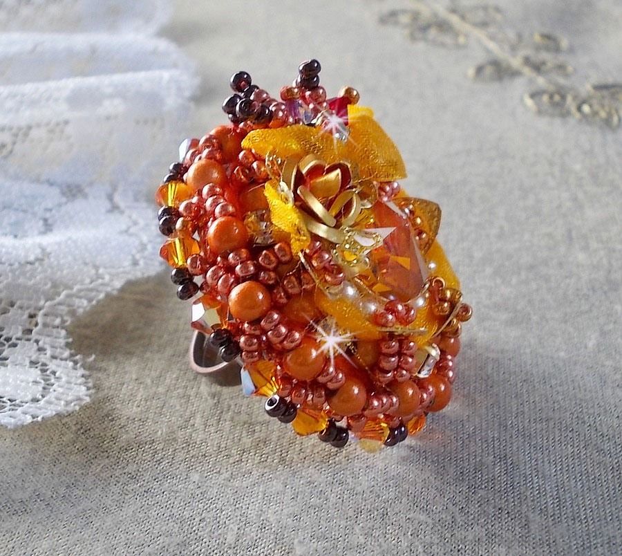 Les Rêves d'Acapulco ring geborduurd met Swarovski kristallen, Miyuki rocailles, glas en parels in een chique Boho Ethnic stijl.