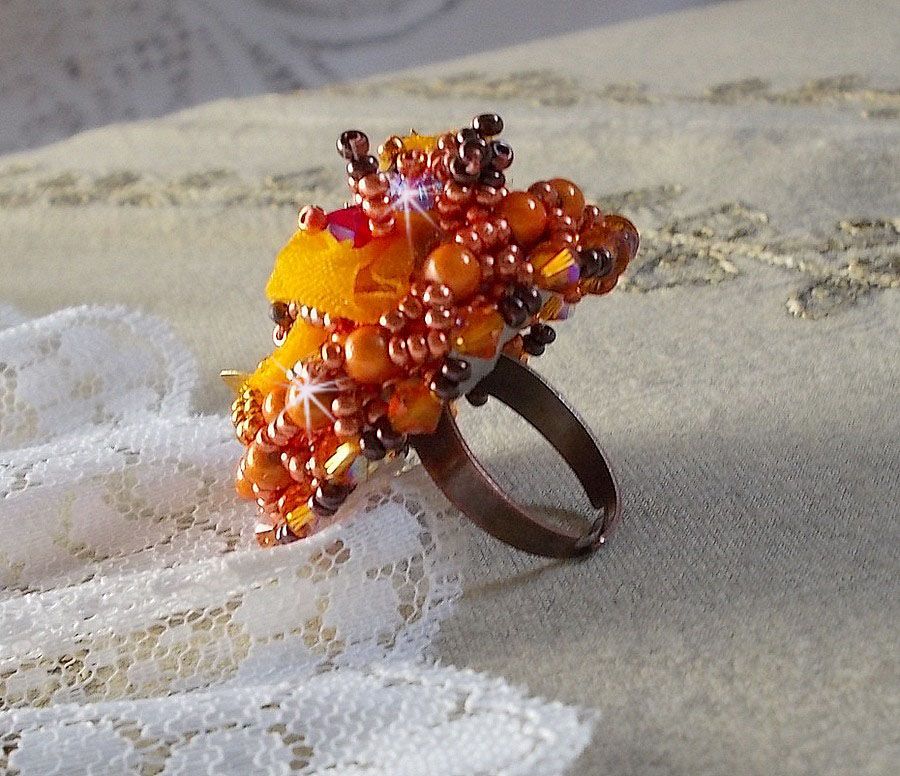 Les Rêves d'Acapulco ring geborduurd met Swarovski kristallen, Miyuki rocailles, glas en parels in een chique Boho Ethnic stijl.