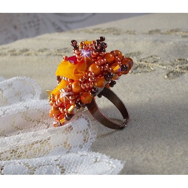 Les Rêves d'Acapulco ring geborduurd met Swarovski kristallen, Miyuki rocailles, glas en parels in een chique Boho Ethnic stijl.