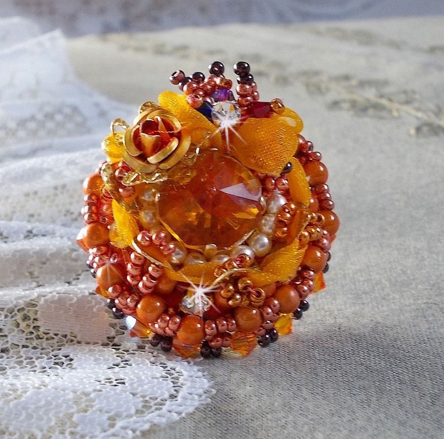 Les Rêves d'Acapulco ring geborduurd met Swarovski kristallen, Miyuki rocailles, glas en parels in een chique Boho Ethnic stijl.