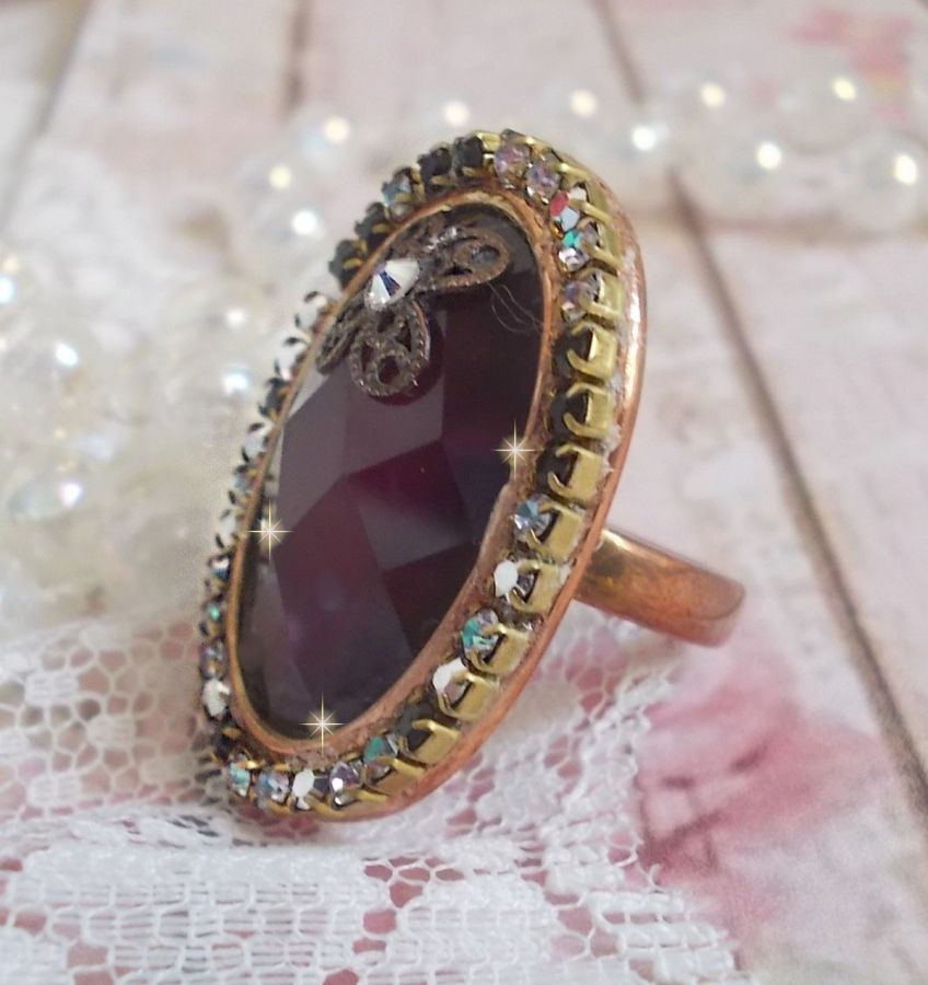 Chique Bourgondische ring gemaakt met PureCrystal kristallen, een bloemvormige stempel en een glazen cabochon.