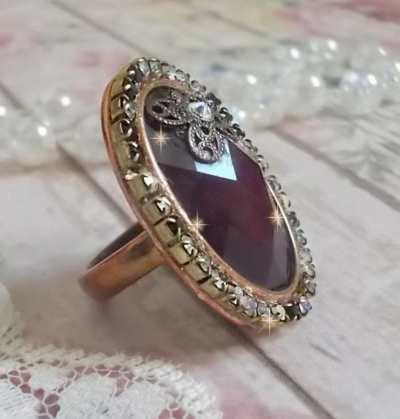 Chique Bourgondische ring gemaakt met PureCrystal kristallen, een bloemvormige stempel en een glazen cabochon.