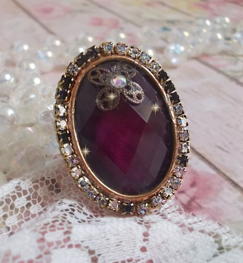 Chique Bourgondische ring gemaakt met PureCrystal kristallen, een bloemvormige stempel en een glazen cabochon.