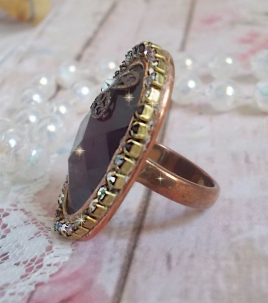 Chique Bourgondische ring gemaakt met PureCrystal kristallen, een bloemvormige stempel en een glazen cabochon.
