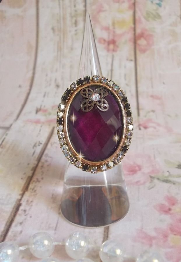 Chique Bourgondische ring gemaakt met PureCrystal kristallen, een bloemvormige stempel en een glazen cabochon.