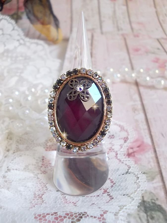 Chique Bourgondische ring gemaakt met PureCrystal kristallen, een bloemvormige stempel en een glazen cabochon.
