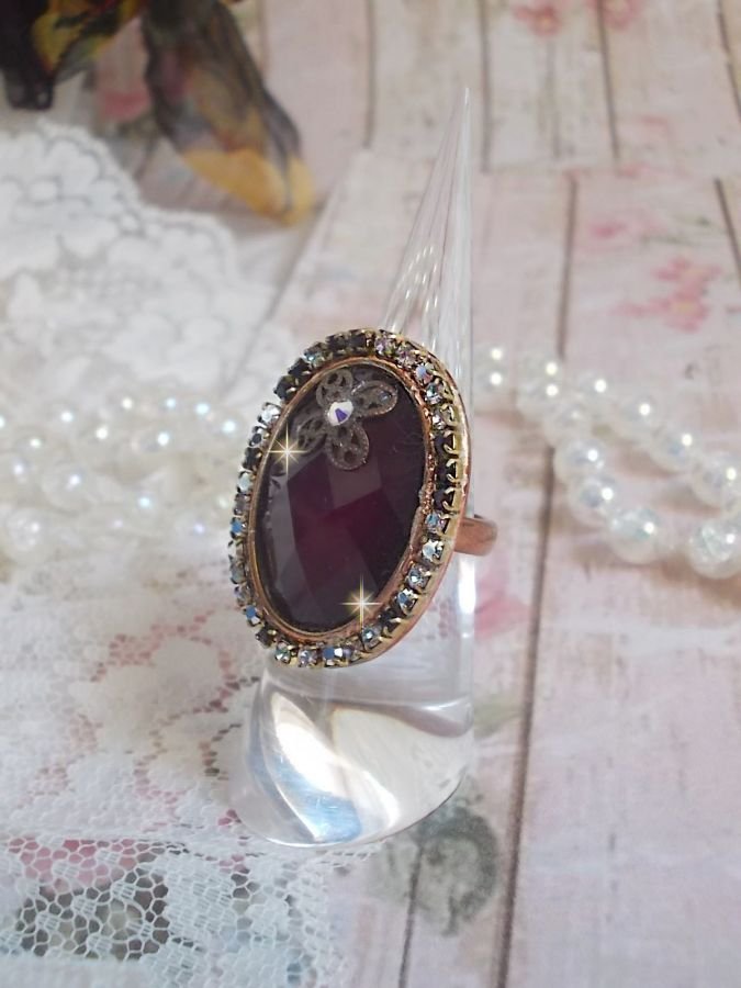 Chique Bourgondische ring gemaakt met PureCrystal kristallen, een bloemvormige stempel en een glazen cabochon.