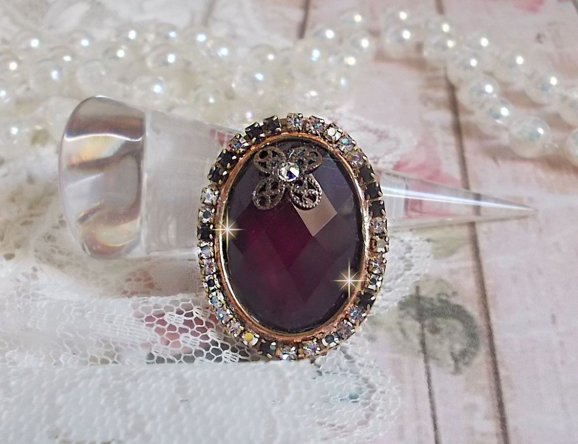 Chique Bourgondische ring gemaakt met PureCrystal kristallen, een bloemvormige stempel en een glazen cabochon.