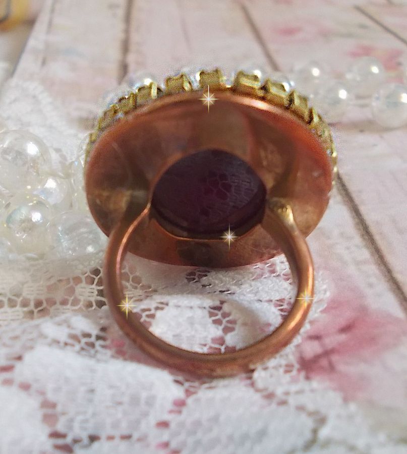 Chique Bourgondische ring gemaakt met PureCrystal kristallen, een bloemvormige stempel en een glazen cabochon.