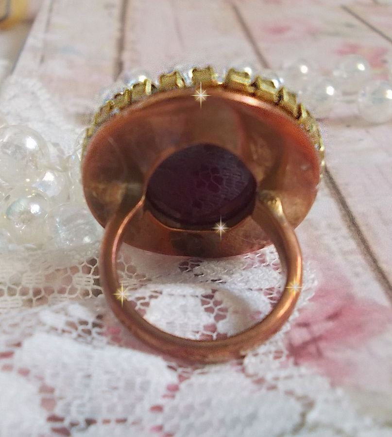 Chique Bourgondische ring gemaakt met PureCrystal kristallen, een bloemvormige stempel en een glazen cabochon.