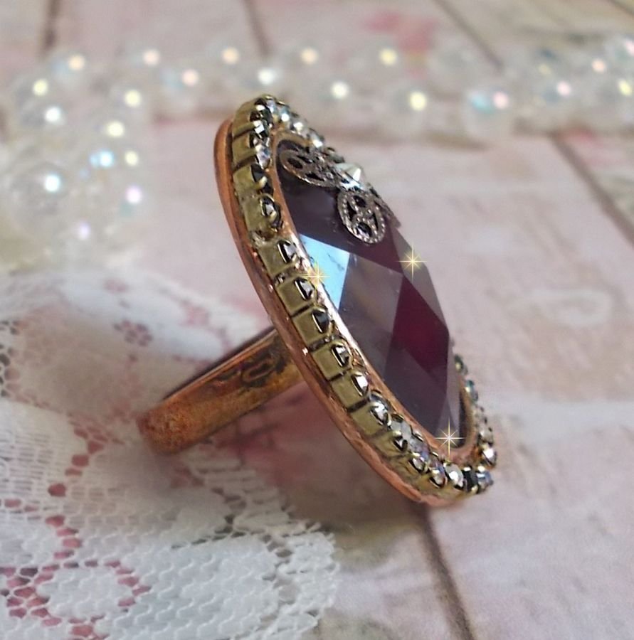 Chique Bourgondische ring gemaakt met PureCrystal kristallen, een bloemvormige stempel en een glazen cabochon.