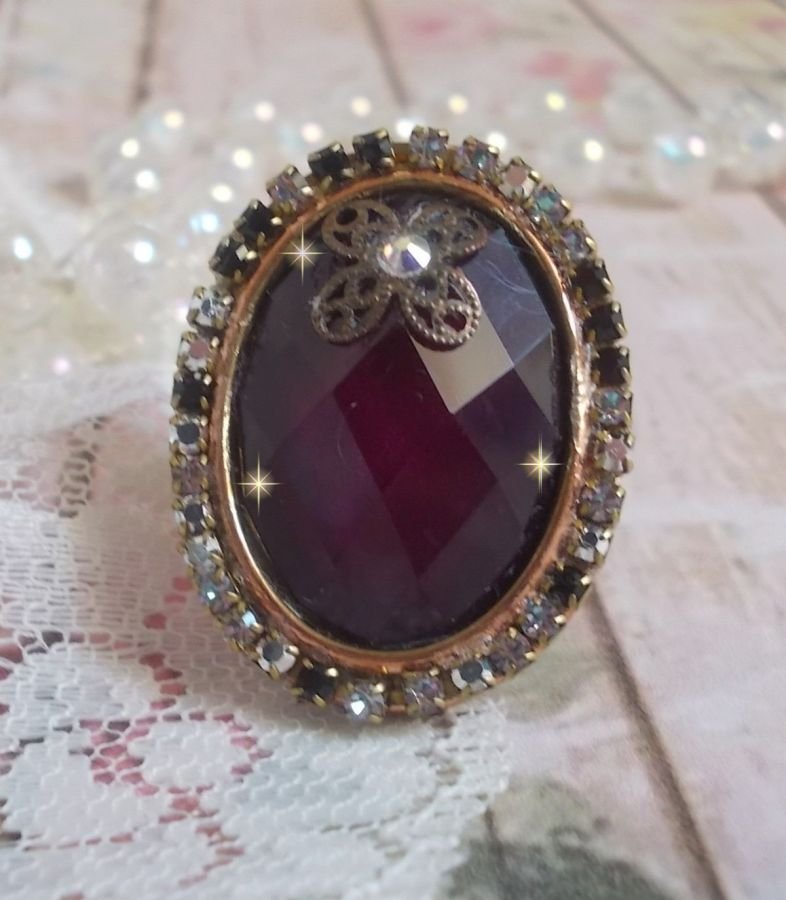 Chique Bourgondische ring gemaakt met PureCrystal kristallen, een bloemvormige stempel en een glazen cabochon.