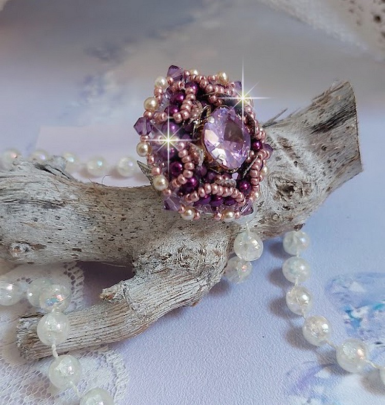 Chinese Purple Stone ring geborduurd met Swarovski kristallen en rocailles