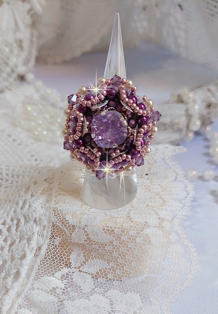 Chinese Purple Stone ring geborduurd met Swarovski kristallen en rocailles