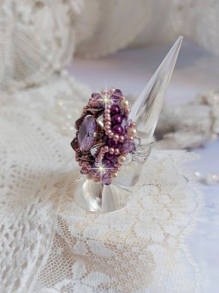 Chinese Purple Stone ring geborduurd met Swarovski kristallen en rocailles